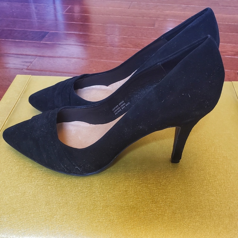 Le Chateau Black Heels. Sticker still on it.